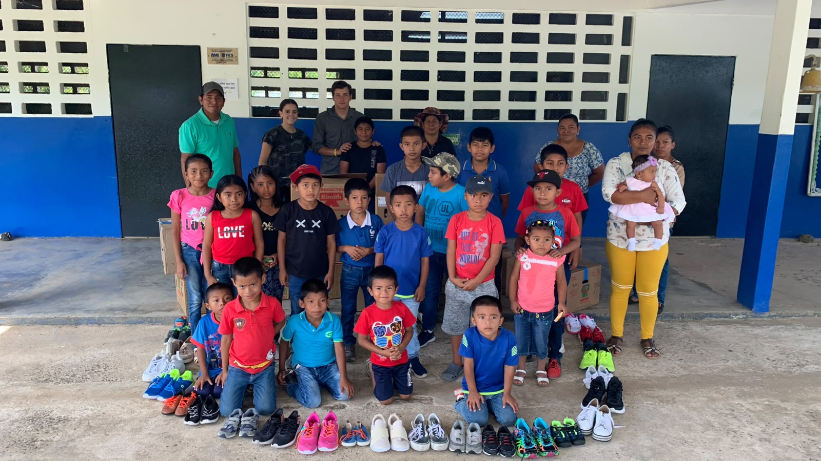 Niños de la comunidad con Amigos Solidarios